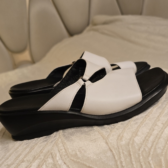 Clarks Black and White Mules - Picture 6 of 12